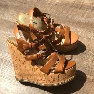 Glaze tan platform wedges w/gold buckle 5” size7